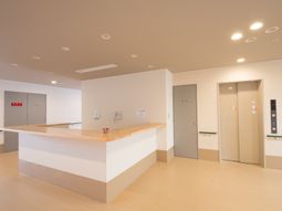 スタイリッシュな受付カウンター