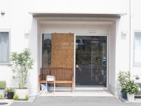 白い壁の入り口エリア