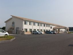 広い駐車場のある建物