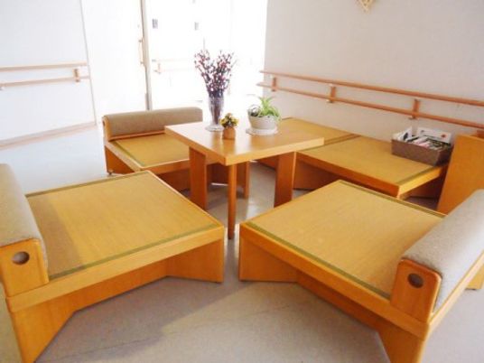 座席とテーブルのある部屋