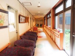 明るい廊下とソファ