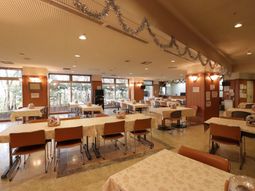 広々とした明るい食堂