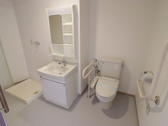 バリアフリーのトイレ空間