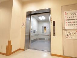 広々したエレベーター