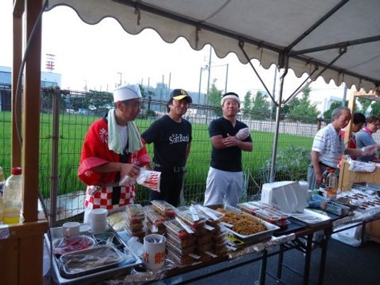 屋外イベントで調理中