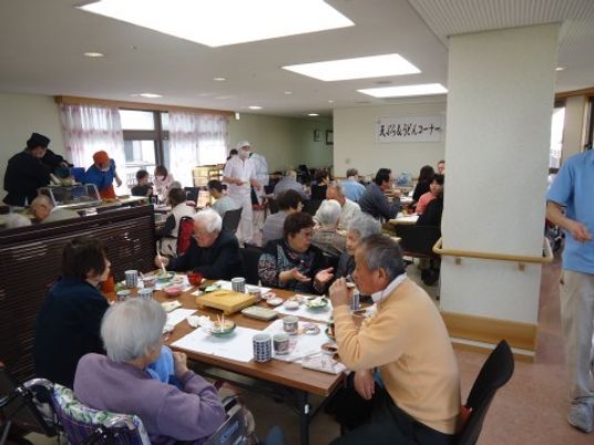 共有スペースでの食事風景