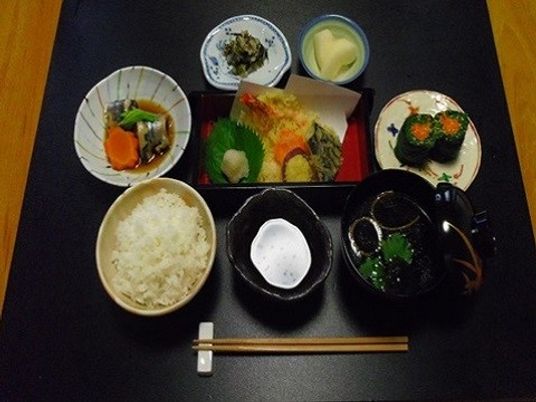 和食の彩り鮮やかな食事