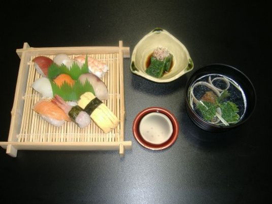 和食の丁寧な盛り付け