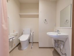 バリアフリーの洗面所とトイレ