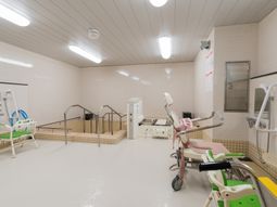 訓練用器具が並ぶ部屋