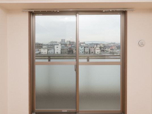 明るい部屋の窓と街並み