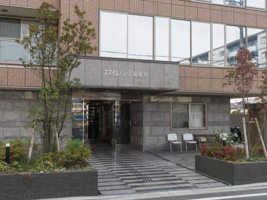 清潔な施設のエントランス