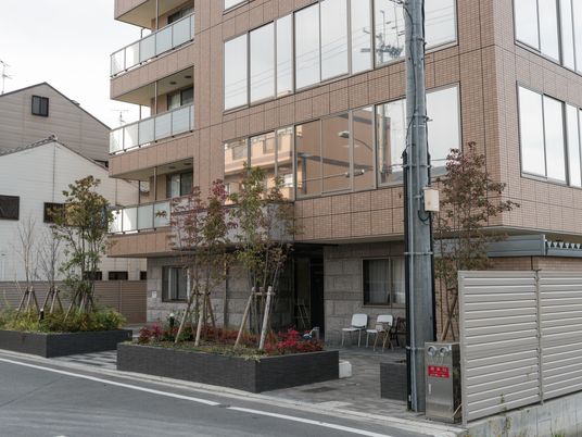 モダンな建物のエントランス