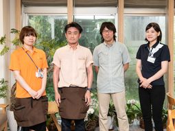 スタッフの集合写真