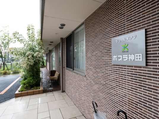 エントランス看板掲げる建物