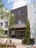 木々に囲まれた建物エントランス