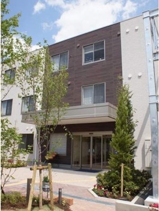 木々に囲まれた建物エントランス