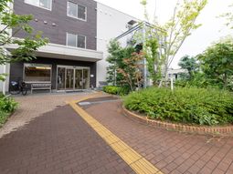 エントランスの外観と緑