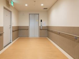 清潔で広々した廊下