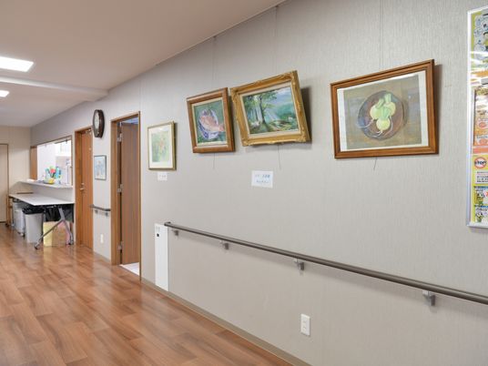 廊下の壁に絵画展示