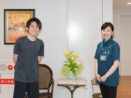 明るい空間と笑顔のスタッフ