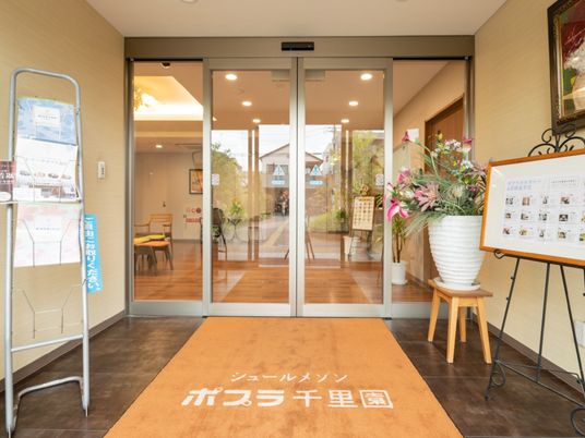 エントランスの明るい通路