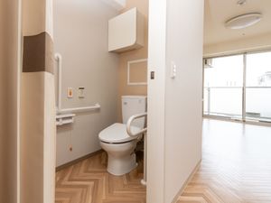 バリアフリートイレと廊下