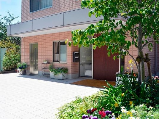 清潔な建物のエントランス