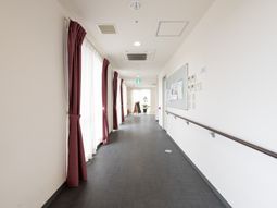 明るい廊下と掲示物