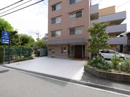 清潔なエントランスの建物