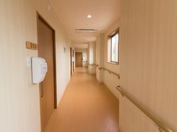 明るい廊下の風景