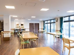 広々とした明るいダイニング