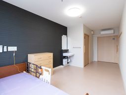 明るい居室の一角