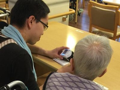 スタッフと利用者のやり取り