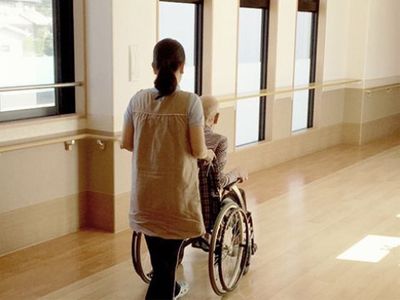 廊下を進む介助の様子