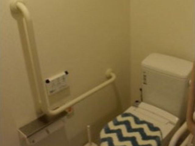 バリアフリー対応トイレ トイレ 安全に配慮された設計のトイレです。手すりがついており、誰もが使いやすくなっています。