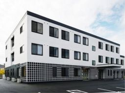 白い建物の外観