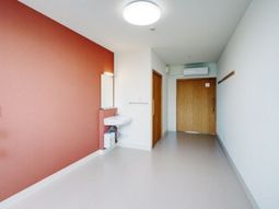 明るい廊下と扉