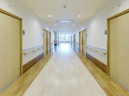 明るい廊下の風景