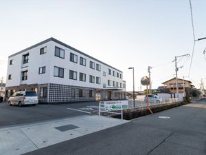 白い建物の外観写