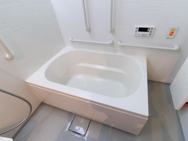 手すり付きモダンな浴室 浴室 清潔感のあるこの浴室は、手すりが整っており、安全にご入浴いただける環境が整えられています。