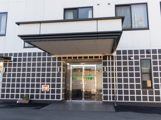 施設の入口正面ビュー