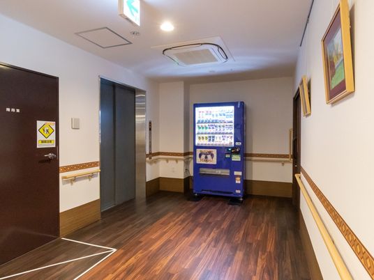 明るい廊下と自動販売機
