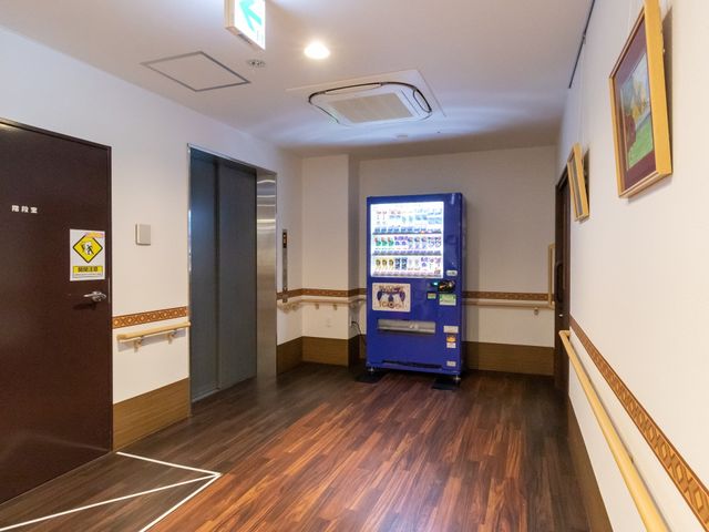 明るい廊下と自動販売機