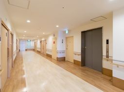 廊下の明るい様子