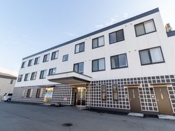 白と黒のモダン外観