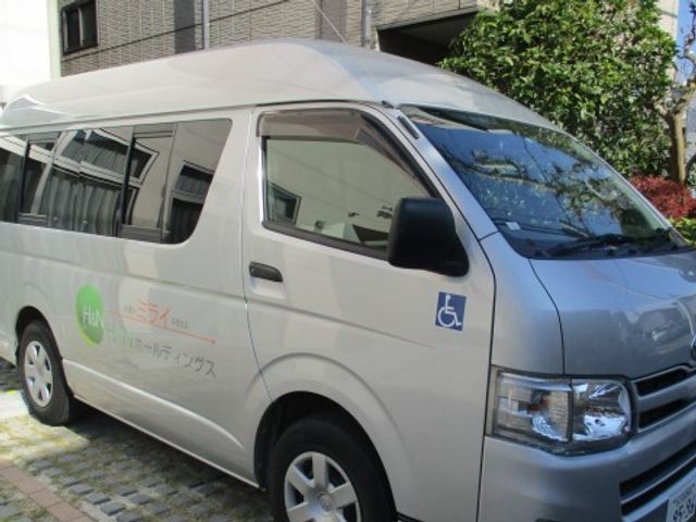 バリアフリー送迎車 送迎車 バリアフリー対応の送迎車が利用可能ですので、通勤はもちろん現場での外出もサポートされます。