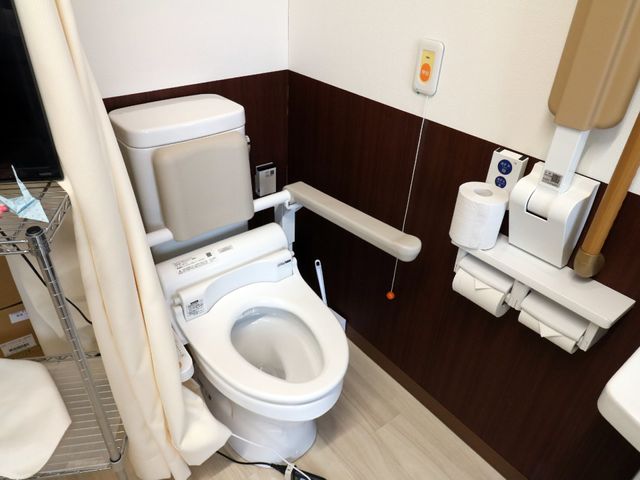 バリアフリートイレ設備 トイレ 手すりと広々とした空間で安全性が高く、どなたでも使いやすい清潔なトイレです。安心してご利用いただけます。