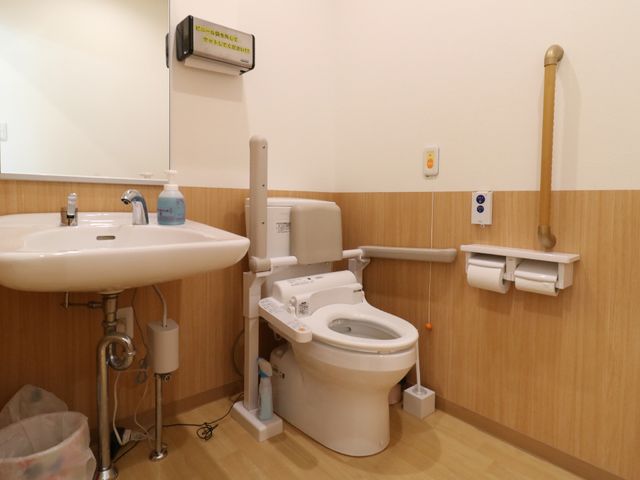 バリアフリー対応トイレ 手すりのあるトイレ 手すり付きで安全なトイレです。機能的な設計により、すべての方が快適にご利用いただけます。