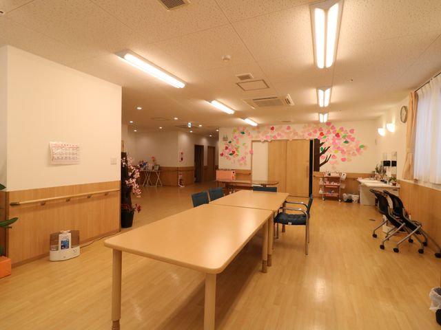 多目的スペースの様子 パブリックスペース ゆとりある多目的室では、桜の飾りつけが春の訪れを感じさせ、利用者の方々が集う和やかな雰囲気を醸し出しています。執務を検討されている方にとって、心地よい作業環境となることでしょう。